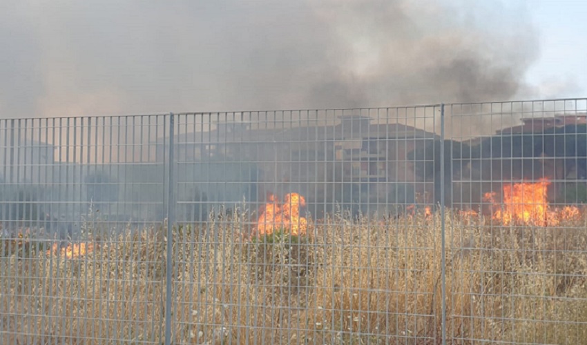 Incendio di sterpaglie in via Canonico Nunzio Agnello