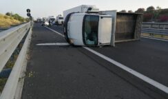 Incidente sull'autostrada Siracusa-Catania: mezzo pesante ribaltato. Un ferito