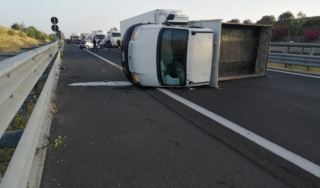 Incidente sull'autostrada Siracusa-Catania: mezzo pesante ribaltato. Un ferito
