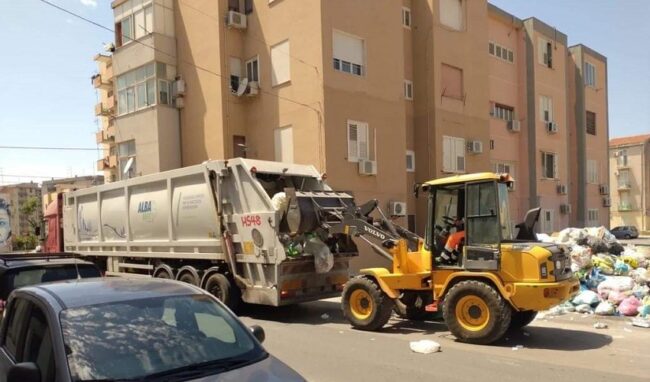 Partita la raccolta dei rifiuti indifferenziati accumulati in città. Intanto da oggi presente un Ccr mobile in via Barresi