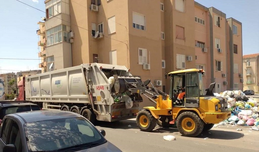 Partita la raccolta dei rifiuti indifferenziati accumulati in città. Intanto da oggi presente un Ccr mobile in via Barresi