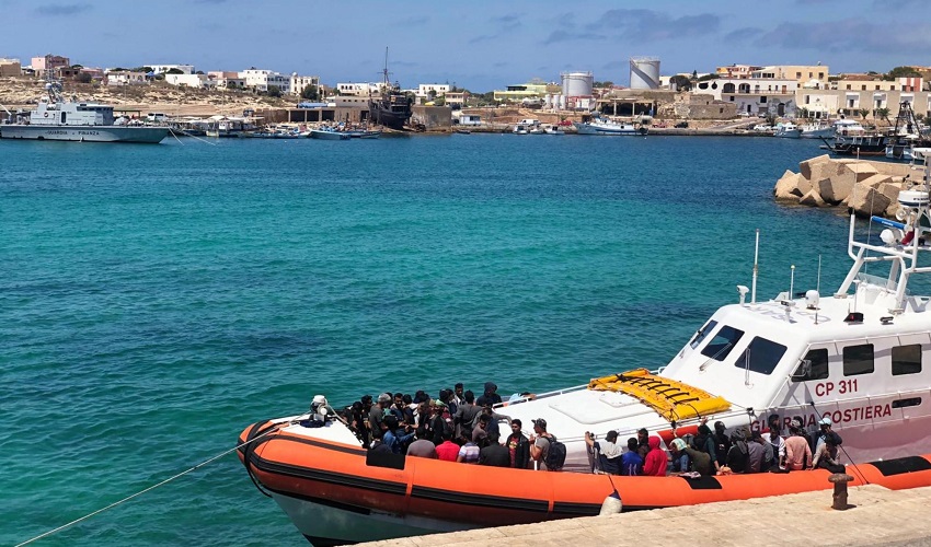 Tre sbarchi in una notte a Lampedusa: hotspot al collasso