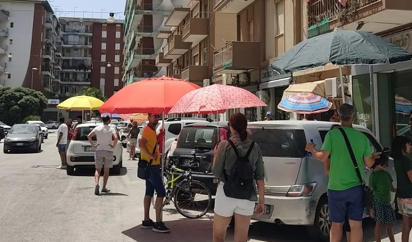 Flash mob in viale Tisia: ombrelloni come alberi per simulare l'effetto di un viale alberato