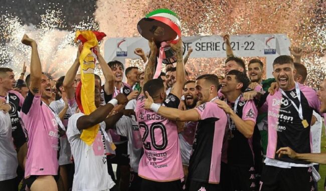 Il Palermo conquista la promozione in serie B: è festa per tutta la notte