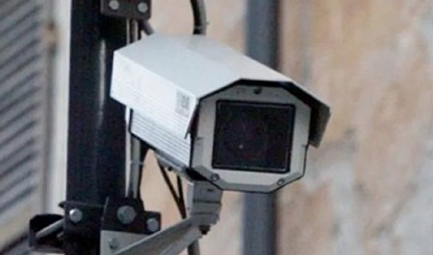 Bastonate a telecamera di videosorveglianza privata: 46enne denunciato
