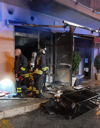 Incendio in un panificio nella notte a Floridia: danni ingenti