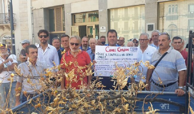 Canale Galermi, protesta degli agricoltori sotto la prefettura