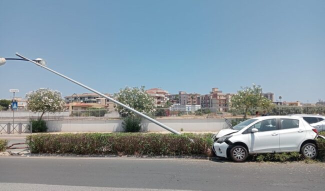 Incidente autonomo in viale Scala Greca: auto contro palo illuminazione pubblica