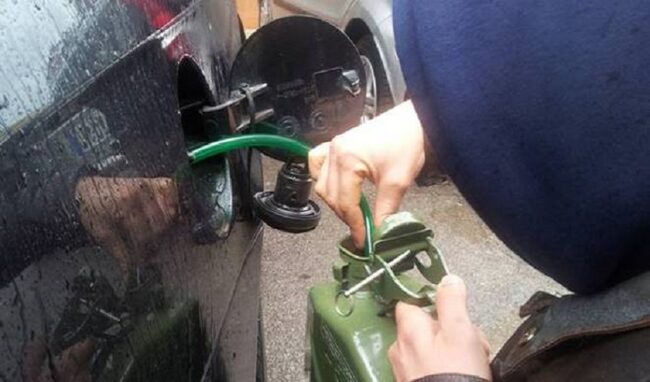 Tenta di rubare la benzina da un'auto in sosta in via Tisia: 40enne denunciato
