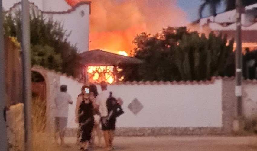 Violento incendio all'Arenella: acceso da un residente che poi non è più riuscito a controllarlo. Un ferito