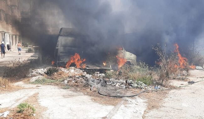 Violento incendio a ridosso delle palazzine di via Italia 103: grande paura tra i residenti