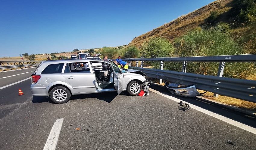 Incidente autonomo in autostrada: auto contro il guard rail