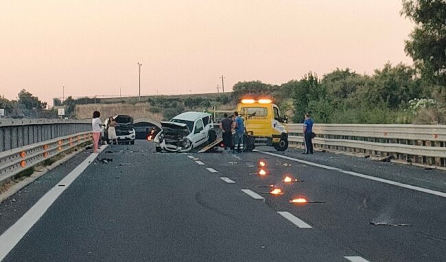 Doppio incidente sulla Siracusa-Catania: 7 auto coinvolte e diversi feriti