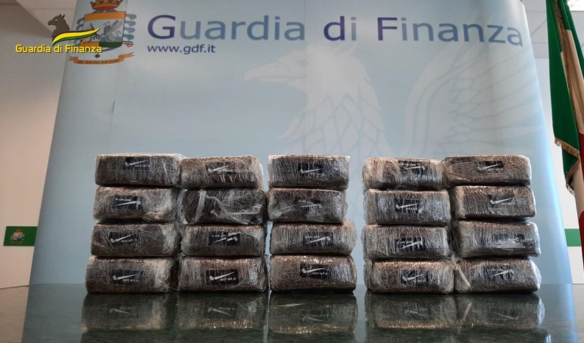 Dieci chili di hashish in auto: arrestati 2 corrieri nel Palermitano