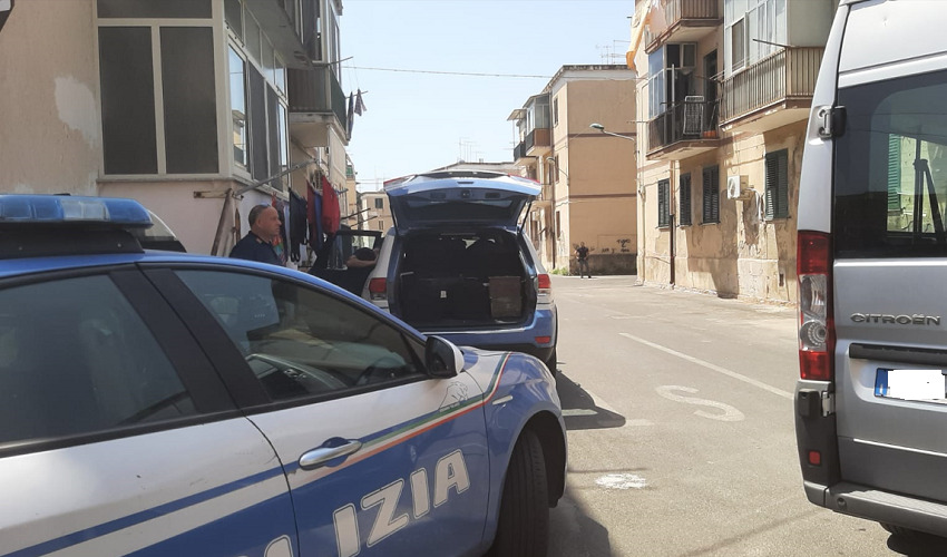 Grosso petardo sul tetto di un'auto in via Serpotta. Intervento degli artificieri