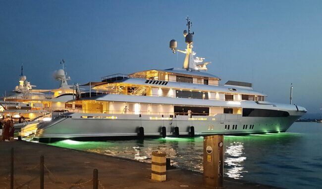 Il motoryacht "Regina d'Italia" di Dolce & Gabbana alla banchina della Marina