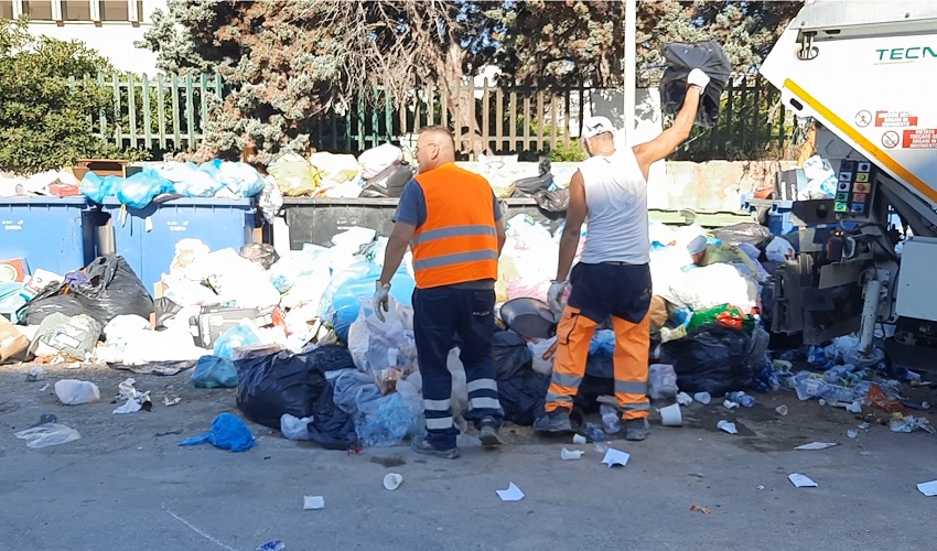 Rifiuti, conferimento selvaggio in via Algeri. Operatori stanchi di essere nel mirino dei cittadini