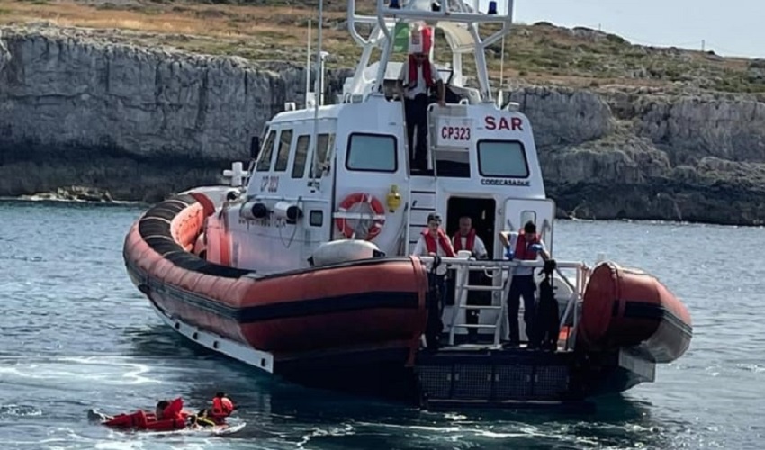 Bagnante in difficoltà nella baia di Santa Panagia: salvato dal rescue swimmer