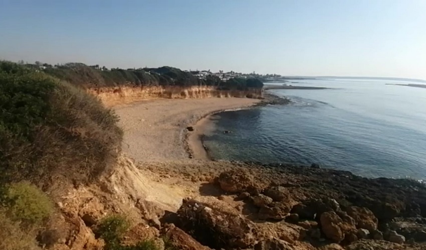 Erosione della costa a Ognina: caduta di pesanti massi sulla spiaggia della Torretta