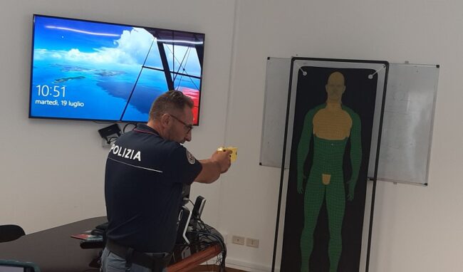 Taser in dotazione alla Polizia in provincia di Siracusa: scarica elettrica di 5 secondi per immobilizzare i violenti