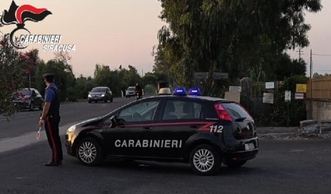 Impenna con la moto e fermato dai Carabinieri oppone resistenza: 21enne arrestato