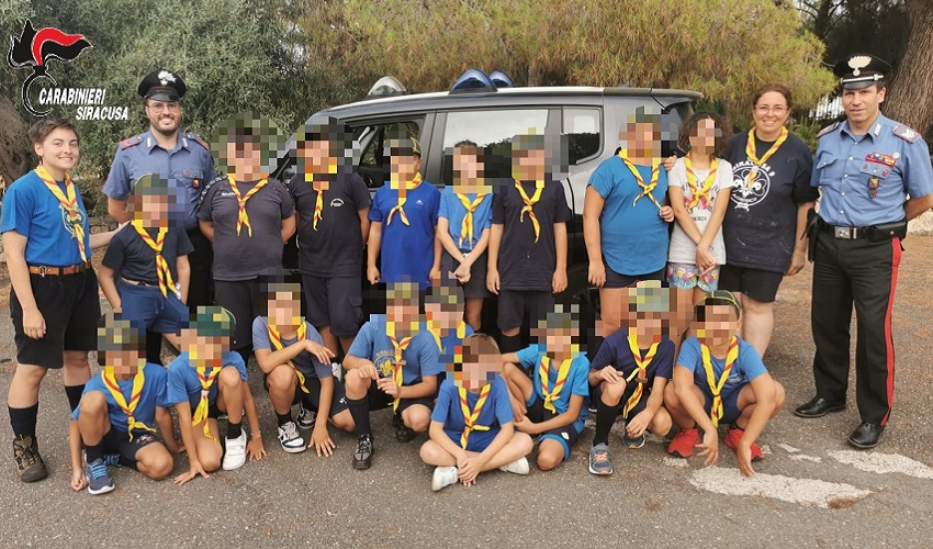 I Carabinieri in visita ai lupetti del gruppo scout Sr 9 di Solarino