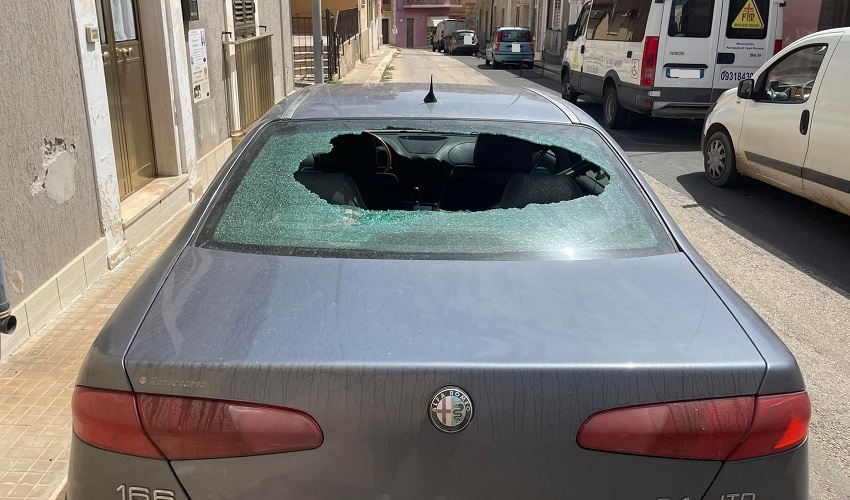 Intimidazione a consigliere comunale di Portopalo: in frantumi il lunotto posteriore della sua auto