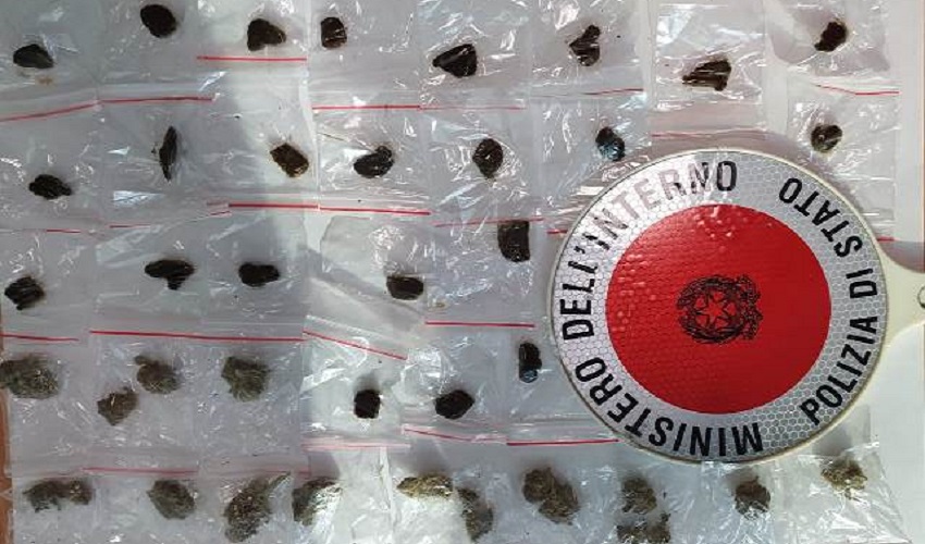 Droga in via Santi Amato: nelle aiuole rinvenute 35 dosi tra hashish e marijuana