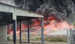 In fiamme il capannone della Ecomac ad Augusta: a fuoco materiale plastico