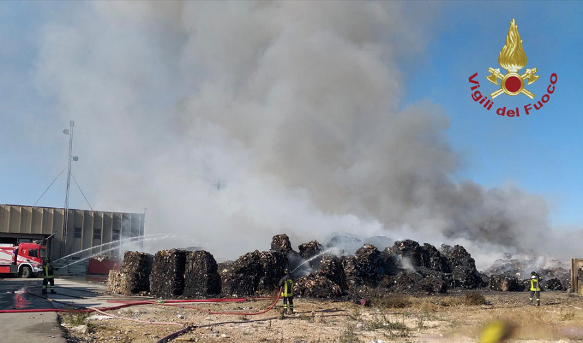 Ecomac, incendio sotto controllo. Sul posto anche l'Arpa per i rilievi ambientali. LE FOTO