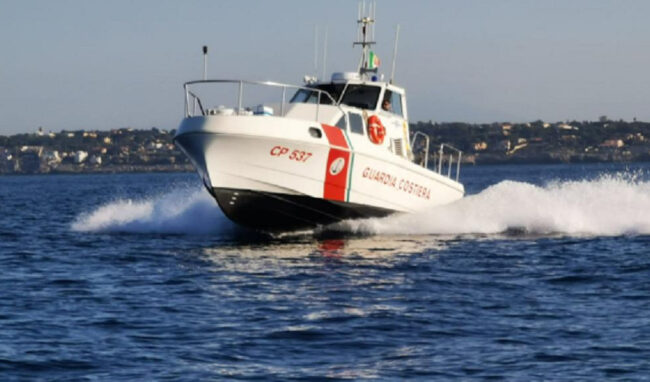 Bagnante in difficoltà sulla scogliera di Rive Bianche: soccorso dalla Guardia costiera