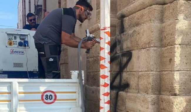 Segno vandalico su un muro della chiesa Madre di Pachino