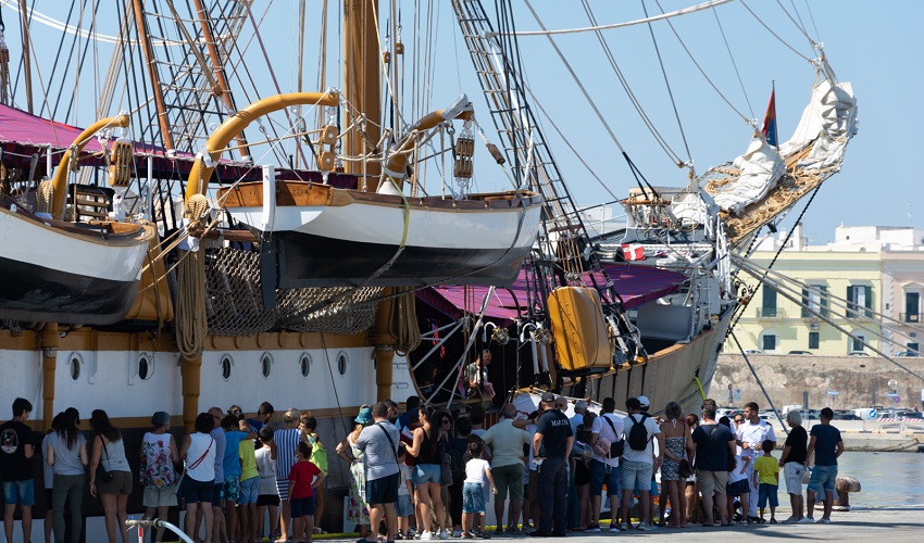 La nave scuola Palinuro dal 3 al 9 agosto in sosta al porto di Messina