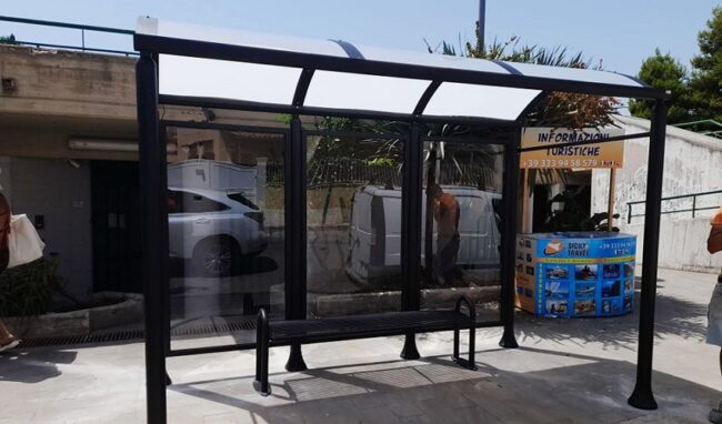 Installazione di pensiline per i bus: completata quella di Fontane Bianche