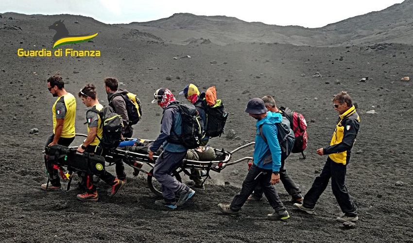 Turista francese in escursione sull'Etna si infortuna: soccorsa dai militari del Sagf