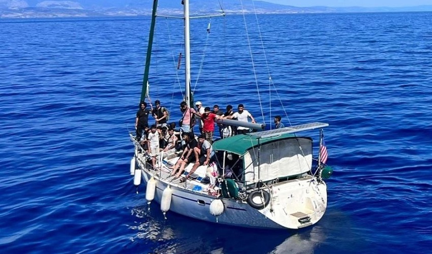 Motoveliero con 46 migranti a bordo bloccato dal Gruppo Aeronavale di Messina