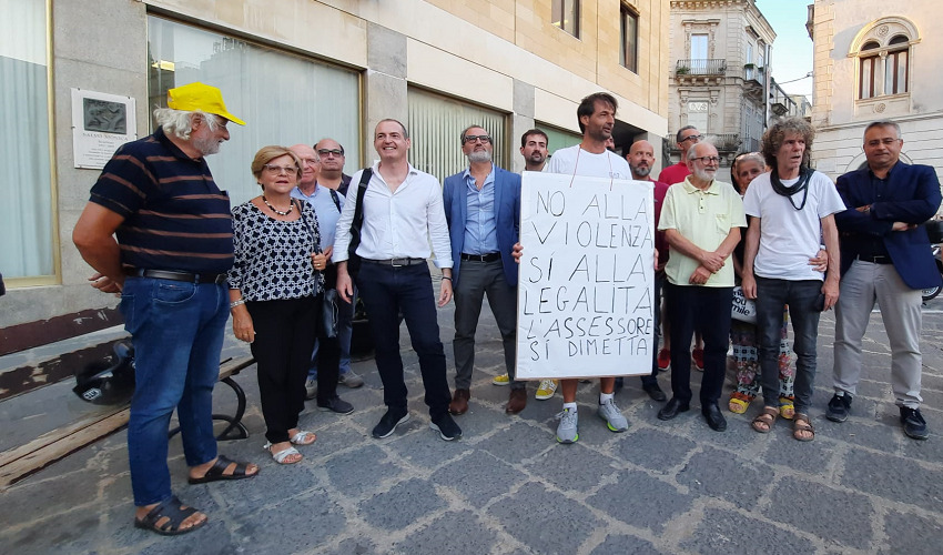 Spintone di Granata a contestatore, sit in sotto la Prefettura per reiterare la richiesta di dimissioni