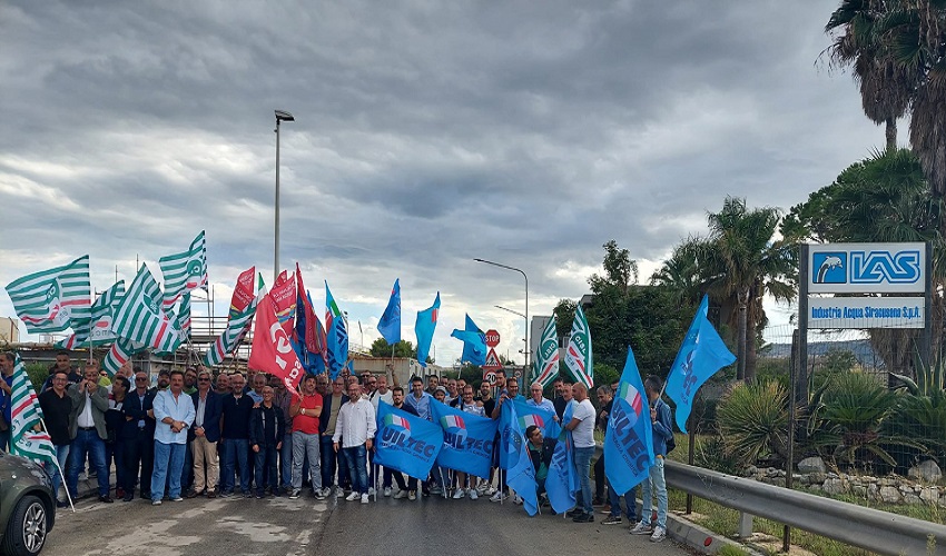 Sit in davanti l'Ias, i sindacati: "A rischio il futuro di almeno 10 mila famiglie"