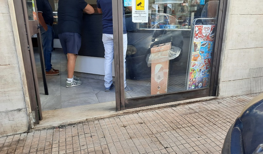 Bomba carta a pizzeria di via Lentini: arrestati i 3 presunti autori