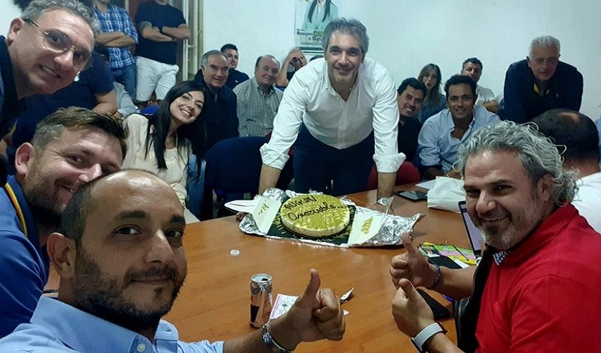 "Auguri onorevole" la scritta sulla torta che festeggia l'elezione di Luca Cannata