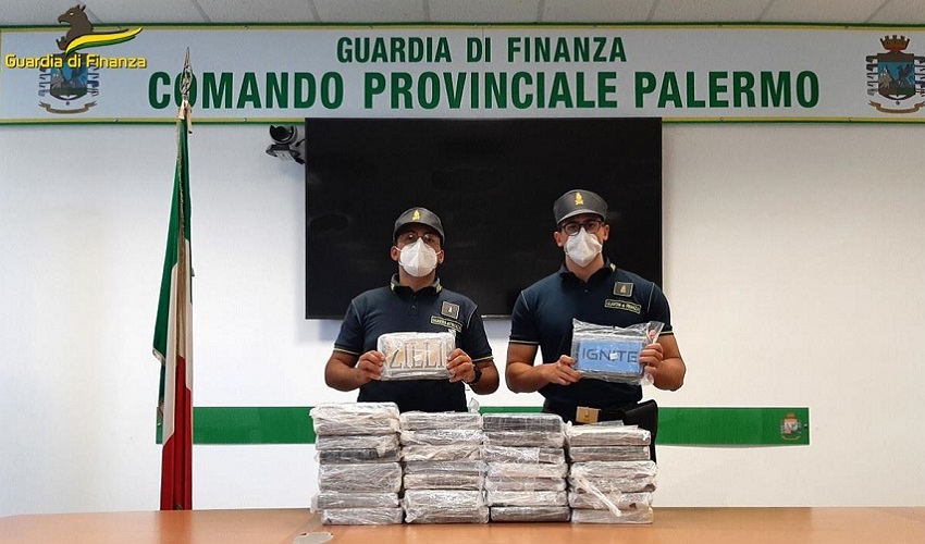 In auto con 33 chili di cocaina: corriere in manette