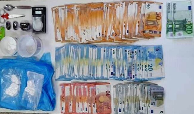 Droga nello sgabuzzino insieme a 12.000 euro in contanti: 48enne in manette