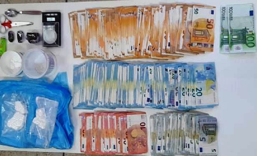 Droga nello sgabuzzino insieme a 12.000 euro in contanti: 48enne in manette