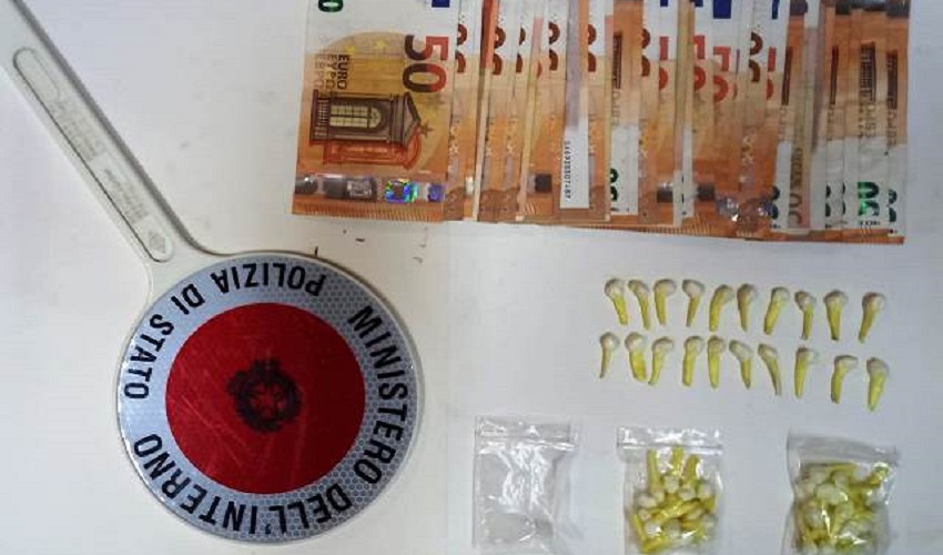 Pusher in manette: trovato in possesso di 60 dosi di cocaina e oltre 1.500 euro