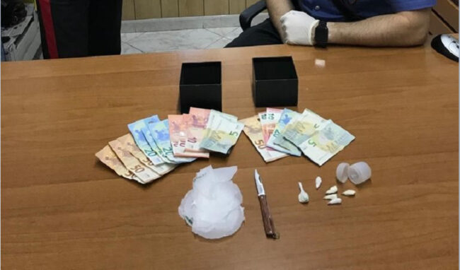 In casa hashish e cocaina oltre a 6.000 euro: arrestato 54enne