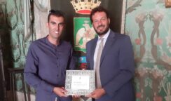 Il canoista azzurro Samuele Burgo premiato dal sindaco Italia