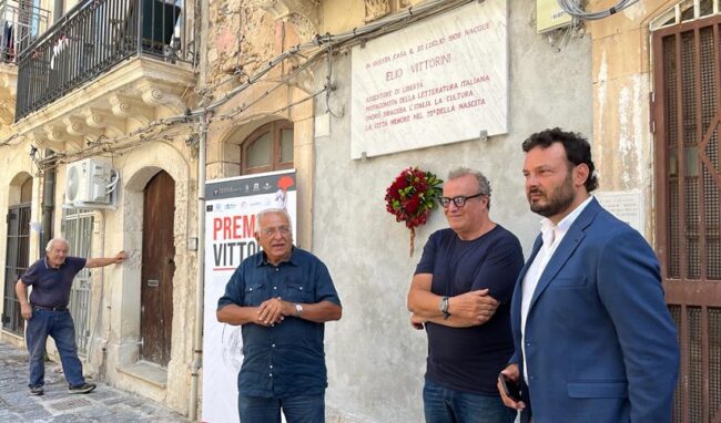 Contestazione davanti alla lapide di Vittorini e lo spintone di Granata: le scuse dell'amministrazione comunale