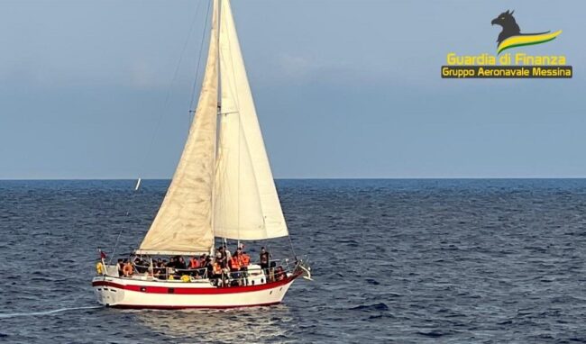 Barca a vela con migranti intercettata al largo di Siracusa