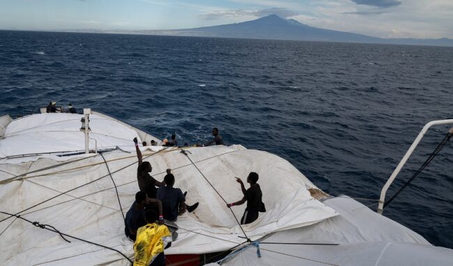 Sulla Humanity 414 migranti: in attesa di un porto sicuro al largo della costa tra Catania e Siracusa