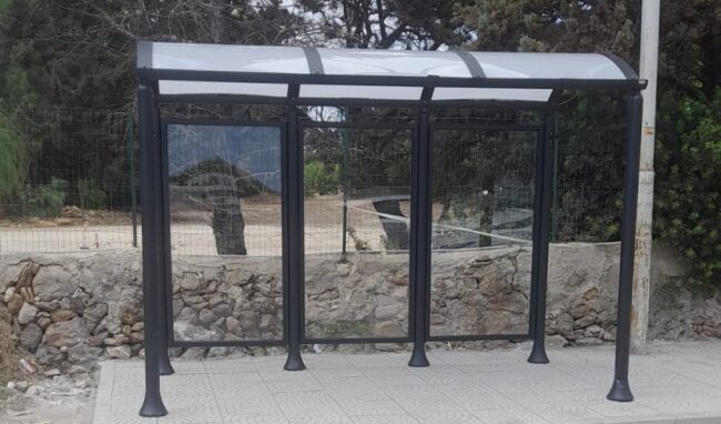 Completata la prima pensilina dei bus nell'area parcheggio del Lido Arenella